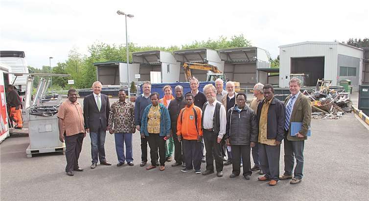 Weit gereisten Besuch konnte der erste Kreisbeigeordnete und Umweltdezernent Achim Hallerbach (2.v.l.) auf der Kreisabfallentsorgungsanlage in Linkenbach begrüßen.privat