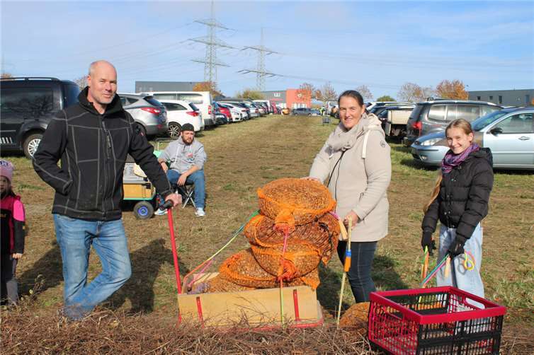 Weit mehr als einen Bollerwagen voller Kastanien hatte diese Familie aus Hachenburg/Westerwald gesammelt. 