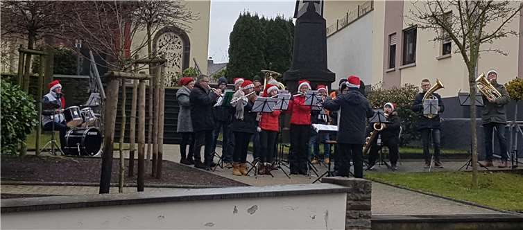 Weit mehr als einhundert „Besucher“ lauschten vor der Kirche den Klängen der weihnachtlichen Musik und wünschten sich eine frohe Weihnacht.Foto: Musikverein Dommershausen