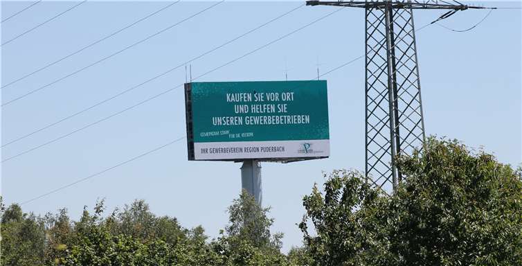 Weit sichtbar ist der Werbepylon an der A3. Foto: privat