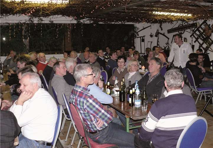 Weit über 100 Blau-Gelbe feierten eine tolle Weihnachtsfeier im Klosterhof von Dorle und Benno Gilles in Marienthal.privat