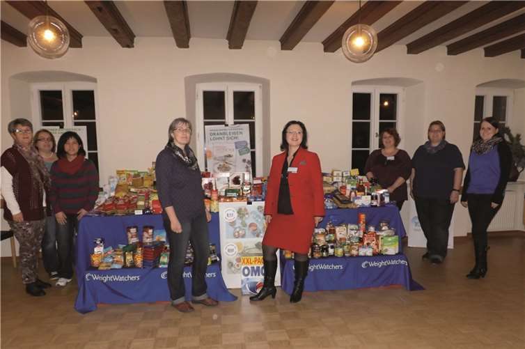 Weit über 1.000 Pfund Lebensmittel konnten die Frauen und Männer der Weight Watchers Treffen als Spende überreichen. privat