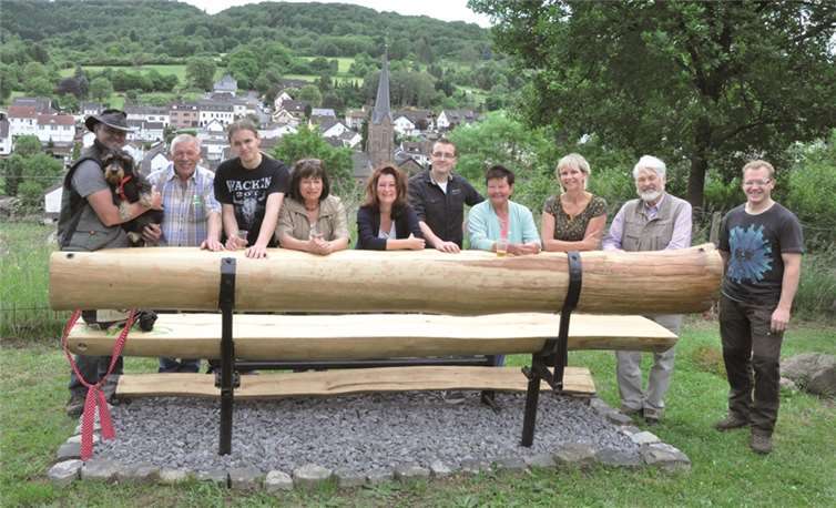 Weit über Unkelbach reicht der Blick von der neuen Begegnungsstätte aus, an der sich nun der müde Wanderer nieder lassen oder gefeiert werden kann. -AB-