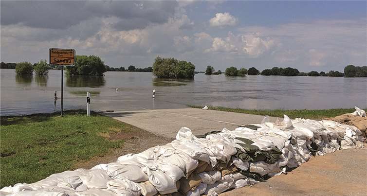 Weite Teile der Region Stendal sind überflutet. Mit Sandsackwällen errichten die Helfer einen Schutz gegen das Hochwasser.