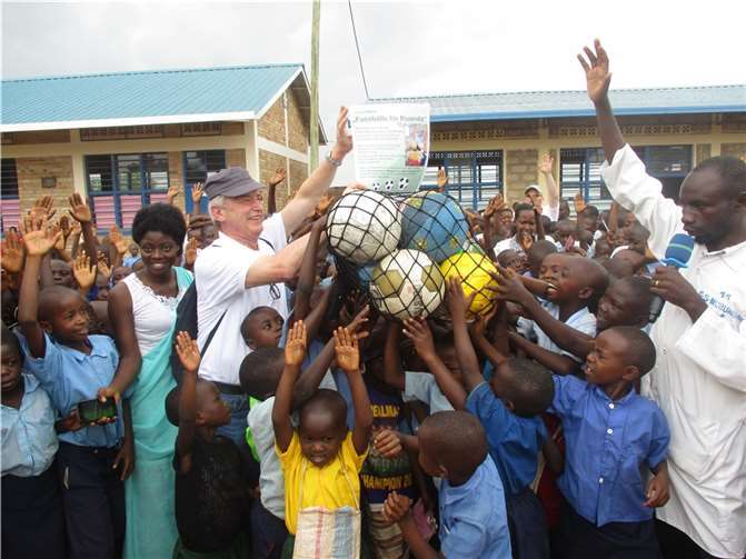 Weiter gehen die Aktionen von Hans Peter Röhrig zugunsten der einzigartigen Stiftung „FLY & HELP“ von Weltumrunder Reiner Meutsch, wo auch im kommenden Frühjahr eine weitere Schule in Ruanda eröffnet wird, die von röhrig mit finanziert wird. Hier Foto von einer früheren Schuleröffnung. Foto: röhrig