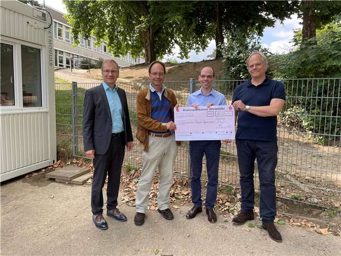 Weitere 1000 Euro wurden an das Rhein Gymnasium Sinzig übergeben.  Foto: ROB