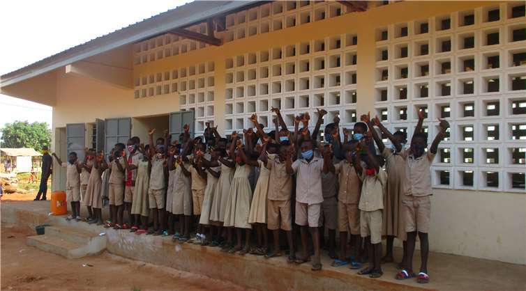 Weitere 250 Schüler können nun in einem festen Steingebäude unterrichtet werden. Fotos: Togo-Hilfe e. V.