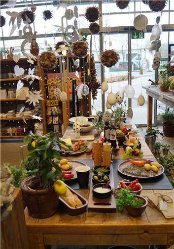 Weitere Angebote sind im Verkaufsladen ausgestellt.