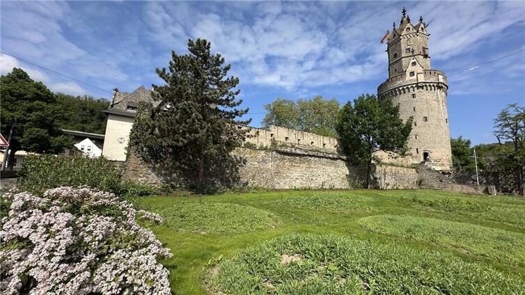 Weitere Standorte wie der Vorplatz am „Runden Turm“, mit dem „Grünen Klassenzimmer“, sollen ebenfalls im Laufe der kommenden Wochen mit mobilen Obstbäumen aufgewertet werden.