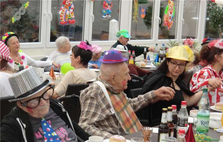 Weitere Stimmungslieder wurden von den Bewohnern gesungen und ein ereignisreicher Tag ging zu Ende.privat