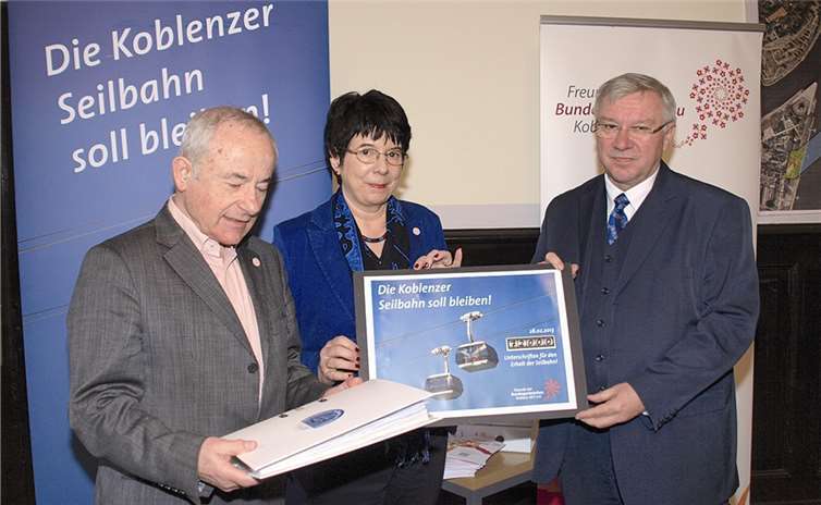 Weitere zahlreiche Unterschriften konnten an den OB übergeben werden. Hans-Dieter Gassen (Vorsitzender Freunde der BUGA), Anna Maria Schuster (Geschäftsführerin/Freunde der BUGA) und Oberbürgermeister Joachim Hofmann-Göttig (v.l.). US