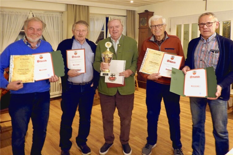 Weiteren Ehrenmitglieder im Sportverein SV Unkel 1910 e.V., v.l.n.r.: Müller (50), Euskirchen (50), Thometzek (40), Schleiden (55), Kautzky (50). Foto: Rudolf Weichsel
