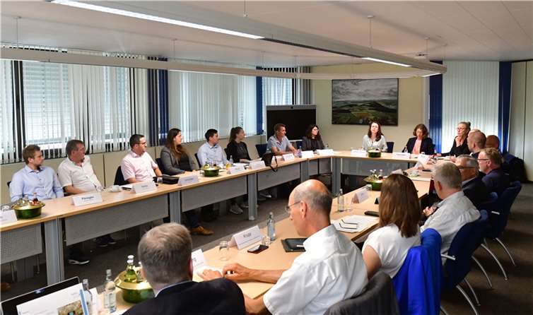 Weiterer Meilenstein für die Hochwasser- und Starkregenvorsorge im Ahr-Einzugsgebiet: Im Kreishaus begrüßt Landrätin Cornelia Weigand die Teilnehmenden zum Auftakttermin der neuen „Lenkungsgruppe überörtlicher Maßnahmenplan“.  Foto: Ahr-Foto