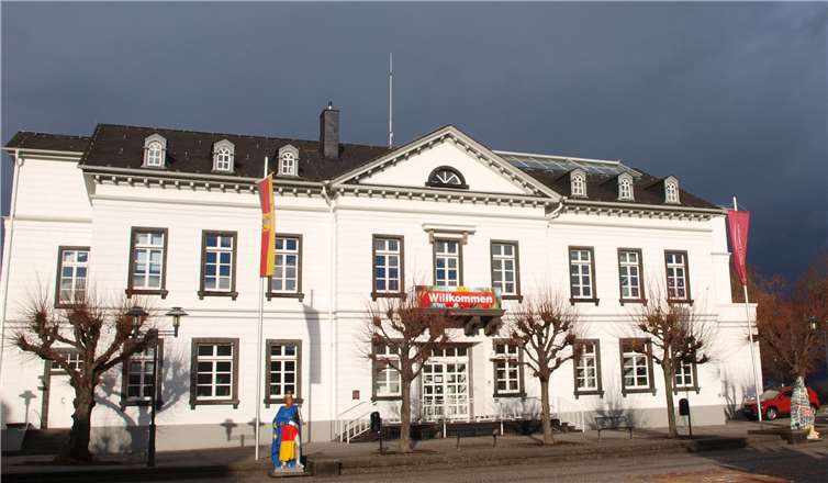 Weiterhin hängen Gewitterwolken über dem Sinziger Rathaus. .Foto:ROB