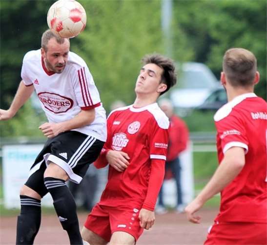 Weiterhin hoch hinaus will Anadolu Spor Koblenz. Bei RW Koblenz II reichte es nur zu einem 1:1. Aber auch die Konkurrenz aus Immendorf patzte, so dass der Vorsprung auf zwei Punkte angewachsen ist.TH