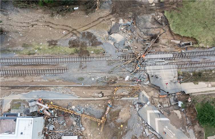 Weiterhin massive Beeinträchtigungen auch im Bahnverkehr von NRW und Rheinland-Pfalz. Foto: Deutsche Bahn AG / Patrick Kuschfeld