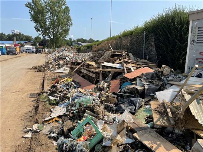 Weiterhin werden täglich circa 10.000 Tonnen Abfälle aus den Zwischenlagern im Ahrtal abtransportiert. Foto: ROB