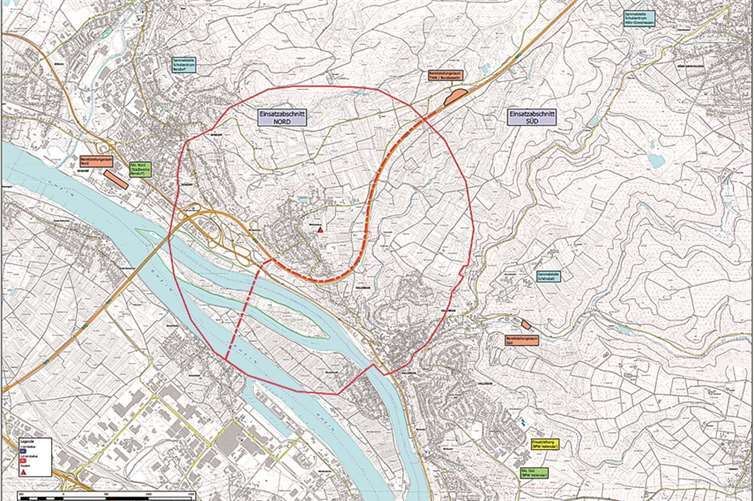 Weitersburg. Der Kampfmittelräumdienst hat am Montag in der Ortsgemeinde Weitersburg im Neubaugebiet „Ober der Heege“ eine US-amerikanische Fliegerbombe aus dem Zweiten Weltkrieg entdeckt. Das 1000 Kilogramm schwere Kriegsrelikt soll am kommenden Sonntag, 27. Juli 2014, um 16 Uhr, vor Ort entschärft werden. Die Einsatzleitung hat in Verbindung mit dem Kampfmittelräumdienst aus Sicherheitsgründen einen Evakuierungsradius von 1,8 km festgelegt (Evakuierungszone siehe Plan). Ca. 6000 Menschen müssen die Gefahrzone verlassen.Betroffen sind ganz Weitersburg sowie Teile von Vallendar (nördlich der L308 = Westerwaldstraße) und Niederwerth (nördlich der Brücke). Neben den Sperrungen der örtlichen, der Kreis- und der Landesstraßen in Bendorf und Vallendar (und deren Gemarkungen), kommt es auch zu Sperrungen des überörtlichen Verkehrs auf der Bundesstraße 42 und der Bundesautobahn 48. ALLE Sperrungen gelten am Sonntag, 27. Juli 2014, ab 11 Uhr, und werden nach derzeitiger Planung bis 16.00 Uhr aufrechterhalten! Die BAB 48 wird ab 11 Uhr am Dernbacher Dreieck in Fahrtrichtung Trier für sämtlichen Verkehr voll gesperrt! Aus Richtung Trier kommend in Fahrtrichtung Dernbacher Dreieck erfolgt die Sperrung und die Ableitung des Verkehrs an der Anschlussstelle Koblenz Nord zur Bundesstraße 9! Verkehrsteilnehmer werden gebeten, sich frühzeitig auf diese Sperrungen einzustellen, und die weiträumigen Umleitungen über die BAB 61 und die BAB 3 zu nutzen. Ebenfalls ab 11 Uhr ist ein Befahren der rechtsrheinischen Bundesstraße 42 zwischen Bendorf und Vallendar in beide Richtungen nicht mehr möglich! Aus Richtung Süden erfolgt die Sperrung der B 42 in der Ortslage Vallendar an der Einmündung zur Westerwaldstraße (L 308) und aus Richtung Norden in Höhe der Ortslage Bendorf an der Anschlussstelle/Abfahrt „Bendorf Nord“.Detaillierte Angaben gibt es auf der Homepage der Verbandsgemeinde Vallendar (www.vallendar.eu) oder auch unter dem Twitter Account des Polizeipräsidiums Koblenz: Polizei_Ko, #Weitersburg. Informationsflyer werden an die betroffenen Haushalte verteilt. Des Weiteren ist für die Bürgerinnen und Bürger ein Infotelefon eingerichtet (Tel.: 0261- 65030).Die Bürgerinnen und Bürger werden recht herzlich gebeten, ihre Wohnungen und Häuser (im Evakuierungsradius) am Sonntag bis spätestens 11 Uhr zu verlassen. Nach erfolgter Entschärfung werden die Bürger unterrichtet.