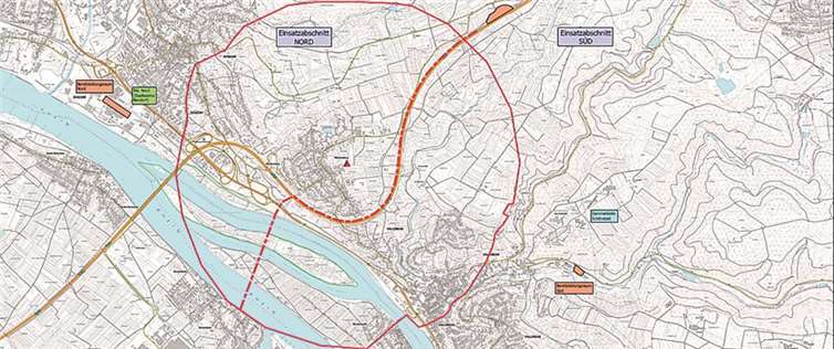 Weitersburg. Der Kampfmittelräumdienst hat am Montag in der Ortsgemeinde Weitersburg im Neubaugebiet „Ober der Heege“ eine US-amerikanische Fliegerbombe aus dem Zweiten Weltkrieg entdeckt. Das 1000 Kilogramm schwere Kriegsrelikt soll am kommenden Sonntag, 27. Juli 2014, um 16 Uhr, vor Ort entschärft werden. Die Einsatzleitung hat in Verbindung mit dem Kampfmittelräumdienst aus Sicherheitsgründen einen Evakuierungsradius von 1,8 km festgelegt (Evakuierungszone siehe Plan). Ca. 6000 Menschen müssen die Gefahrzone verlassen.Betroffen sind ganz Weitersburg sowie Teile von Vallendar (nördlich der L308 = Westerwaldstraße) und Niederwerth (nördlich der Brücke). Neben den Sperrungen der örtlichen, der Kreis- und der Landesstraßen in Bendorf und Vallendar (und deren Gemarkungen), kommt es auch zu Sperrungen des überörtlichen Verkehrs auf der Bundesstraße 42 und der Bundesautobahn 48. ALLE Sperrungen gelten am Sonntag, 27. Juli 2014, ab 11 Uhr, und werden nach derzeitiger Planung bis 16.00 Uhr aufrechterhalten! Die BAB 48 wird ab 11 Uhr am Dernbacher Dreieck in Fahrtrichtung Trier für sämtlichen Verkehr voll gesperrt! Aus Richtung Trier kommend in Fahrtrichtung Dernbacher Dreieck erfolgt die Sperrung und die Ableitung des Verkehrs an der Anschlussstelle Koblenz Nord zur Bundesstraße 9! Verkehrsteilnehmer werden gebeten, sich frühzeitig auf diese Sperrungen einzustellen, und die weiträumigen Umleitungen über die BAB 61 und die BAB 3 zu nutzen. Ebenfalls ab 11 Uhr ist ein Befahren der rechtsrheinischen Bundesstraße 42 zwischen Bendorf und Vallendar in beide Richtungen nicht mehr möglich! Aus Richtung Süden erfolgt die Sperrung der B 42 in der Ortslage Vallendar an der Einmündung zur Westerwaldstraße (L 308) und aus Richtung Norden in Höhe der Ortslage Bendorf an der Anschlussstelle/Abfahrt „Bendorf Nord“.Detaillierte Angaben gibt es auf der Homepage der Verbandsgemeinde Vallendar (www.vallendar.eu) oder auch unter dem Twitter Account des Polizeipräsidiums Koblenz: Polizei_Ko, #Weitersburg. Informationsflyer werden an die betroffenen Haushalte verteilt. Des Weiteren ist für die Bürgerinnen und Bürger ein Infotelefon eingerichtet (Tel.: 0261- 65030).Die Bürgerinnen und Bürger werden recht herzlich gebeten, ihre Wohnungen und Häuser (im Evakuierungsradius) am Sonntag bis spätestens 11 Uhr zu verlassen. Nach erfolgter Entschärfung werden die Bürger unterrichtet.