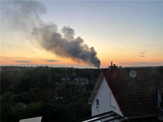 Weithin sichtbare Rauchsäule über dem Gewerbegebiet „Auf dem Scheid“.  Foto: privat