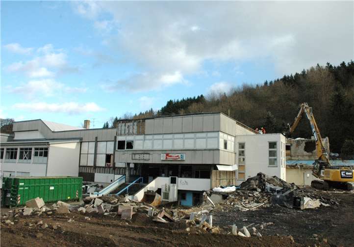 Weithin zu sehen ist der Abrissbagger auf dem Außengelände des früheren Schwimmbads.