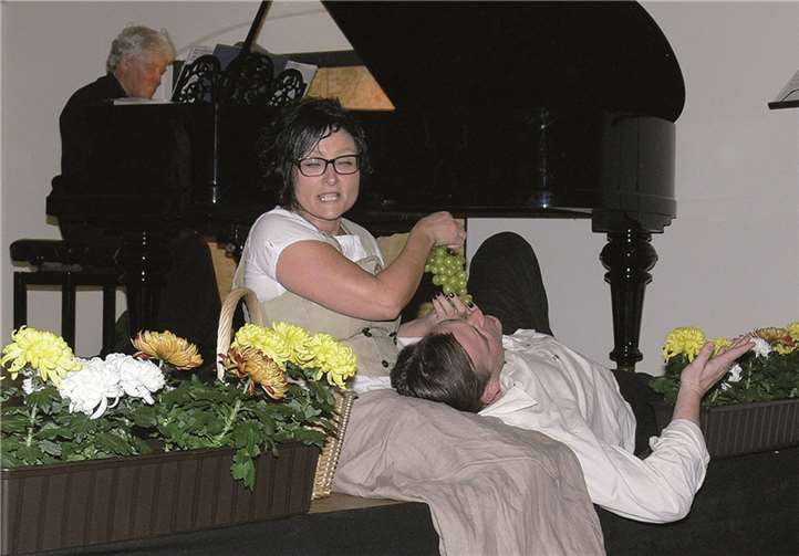 „Welch ein Wiederseh`n“. Trauben für den Liebsten gibt es bei einer wunderschönen Passage aus dem „Bettelstudenten“.