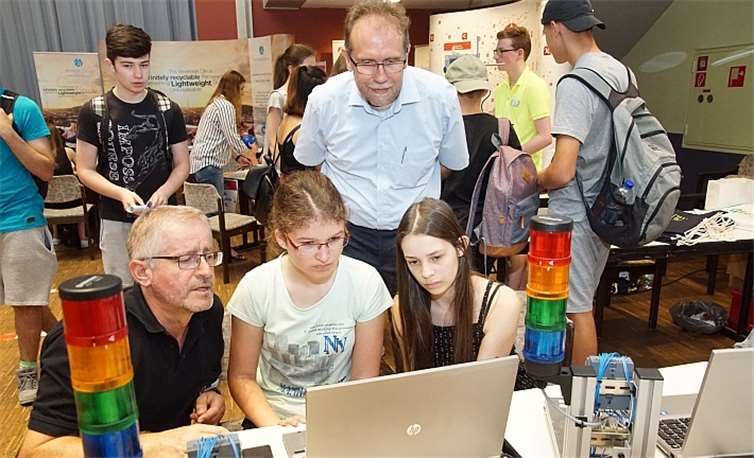 Welch große Bandbreite die MINT-Berufe umfassen, erfuhren die Schüler in der Stadthalle Neuwied.