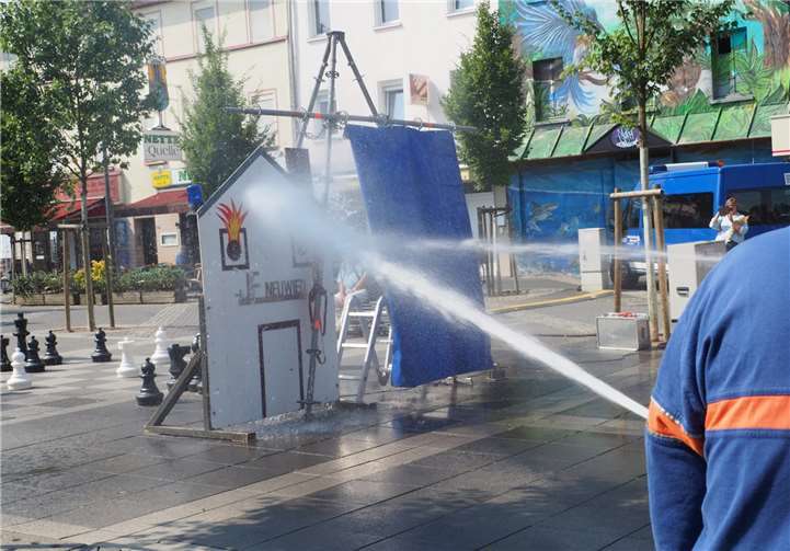Welche Jugendfeuerwehr hat das Haus am schnellsten gelöscht? Wer wollte konnte selbst einmal Feuer löschen, denn am Info-Stand des Kreisjugendfeuerwehrverbandes stand der Feuerlöschtrainer mit den Übungsfeuerlöschern bereit. privat