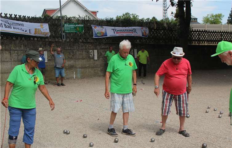 Ein Team des 1. Boule-Treffs Bad Breisig belegte sensationell den 1. Platz Welche Kugel liegt näher am Schweinchen?Manchmal muss nachgemessen werden.