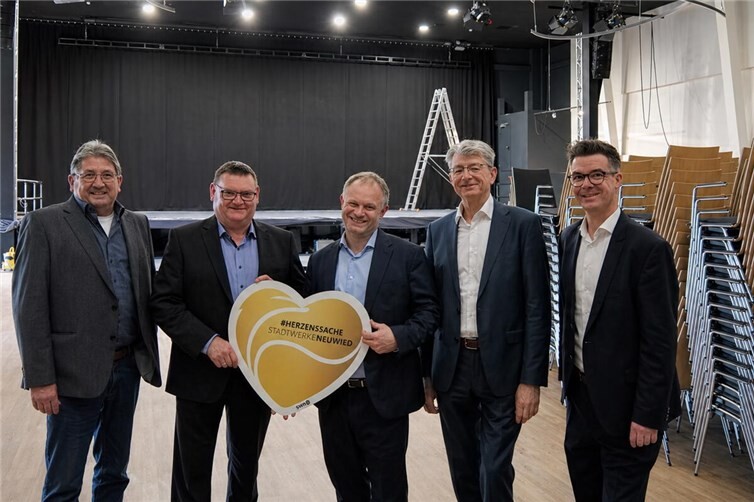 Welche Stadt kann von sich behaupten, innerhalb von acht Monaten eine Veranstaltungshalle zu bauen? Neuwied! Baustart für das Deichherz war im September, das Wetter und alle Firmen haben mitgespielt und nun freuen sich (v.l.) Bauleiter Thomas Endres, SWN-Chef Stefan Herschbach, OB Jan Einig, Beigeordneter Ralf Seemann und Bürgermeister Peter Jung.