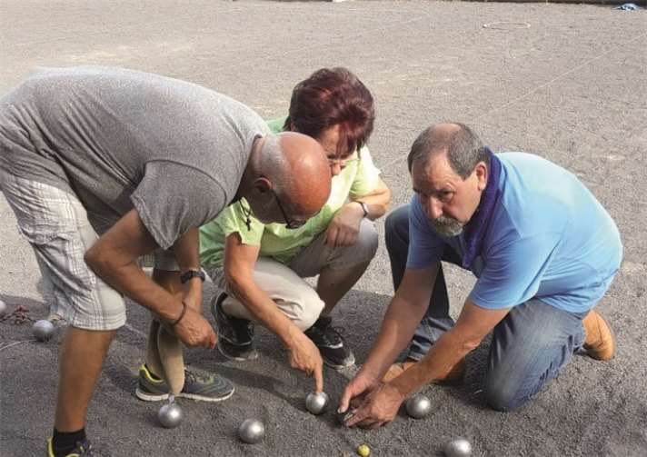 Welche der Kugeln liegt näher am Schweinchen? Millimeter entscheiden über Sieg oder Niederlage. A. Ahrenberg
