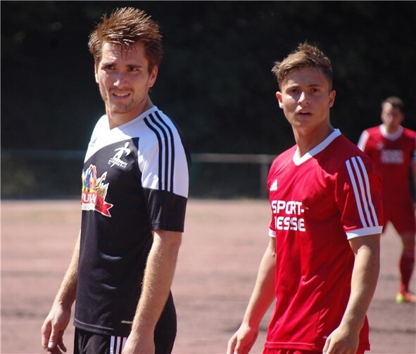 „Welchen Gegner bekommen wir im Achtelfinale zugelost?“ Das scheint sich Eintracht-Abwehrspieler Kodai Stalph (links) hier zu fragen.SK