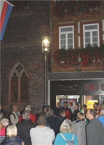 Welcher Schein soll es sein? Bei einem Rundgang diskutierten Stadtratsmitglieder und Bürger über die künftige Straßenbeleuchtung in Montabaur.privat