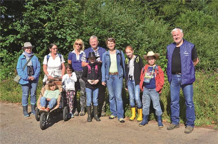 Welcher Teilnehmer dieser Gruppe ist wohl der 1.000ste? Ronja, Felix und Taalke teilen sich gemeinsam als "1.000ster Besucher" ein Tierbestimmungsbuch. In den blauen NABU-Jacken (v.li.): eine der Exkursionsleiterinnen, Heide Bollen (mit Hut), dann die Vorstandsmitglieder des NABU Koblenz und Umgebung Petra Lübbert, Heinz Strunk und Andreas Haberzettel. Alle anderen Personen sind Exkursionsteilnehmer. NABU