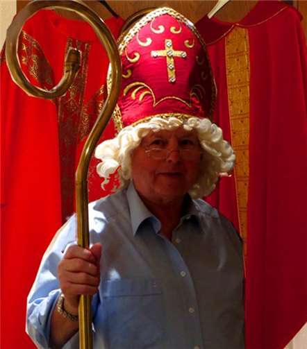 „Welches Gewand trage ich heute?“- auch ein Nikolaus hat Kleidersorgen.