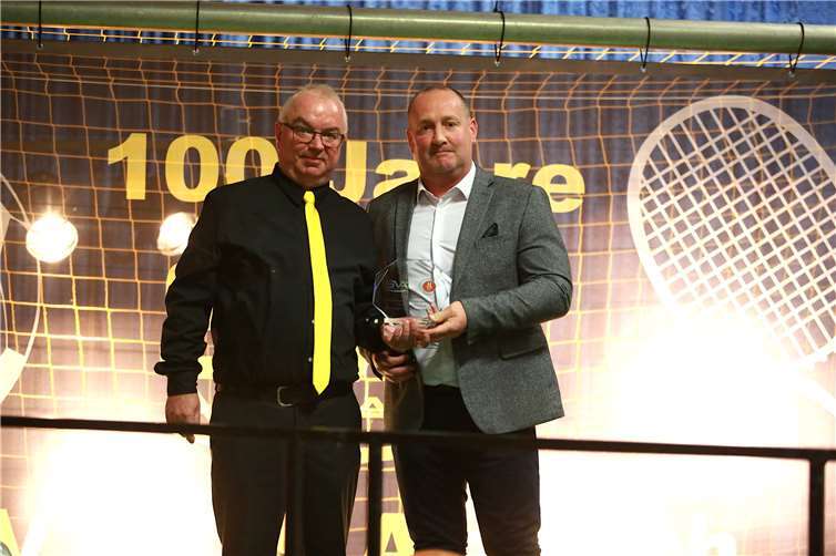 100 Jahre Spiel und Sport in Arzbach  Welcome my Friend! Andy Holliday vom Droitwich Spa FC reiste Extra aus England an, um dem Verein zu gratulieren.