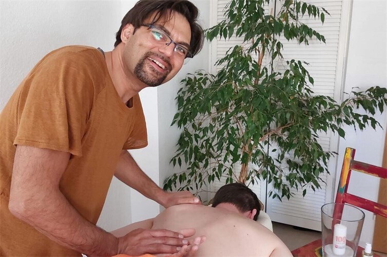 Wellness für den guten Zweck: Ravi Walther Coote massierte 31 Stunden ehrenamtlich und ermöglichte insgesamt 61 wohltuende Auszeiten.