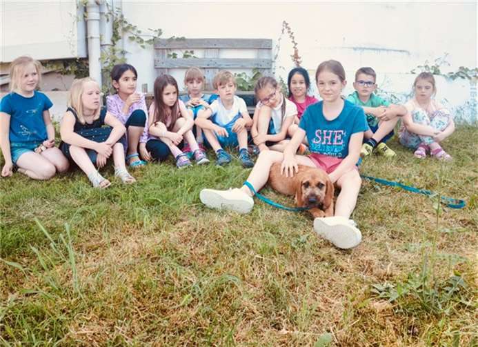 Welpe Hercules zu Besuch in der Schulhund-AG.  Foto: A. Dott