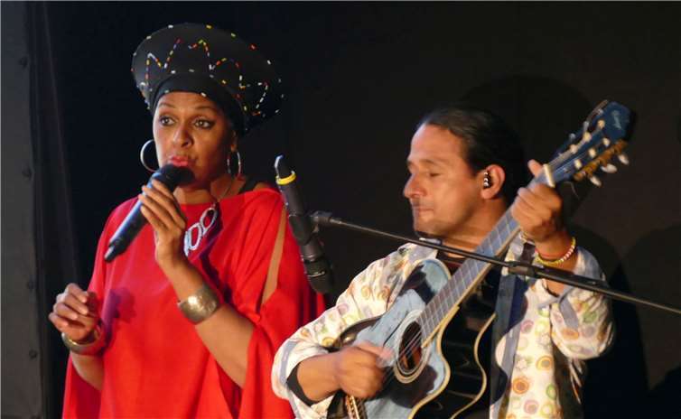 Weltklasse-Musiker und Akrobaten begeisterten bei den vier Live-Shows mit Reiner Meutsch in der Region, die von der röhrig-forum Kulturbühne unterstützt wurden.