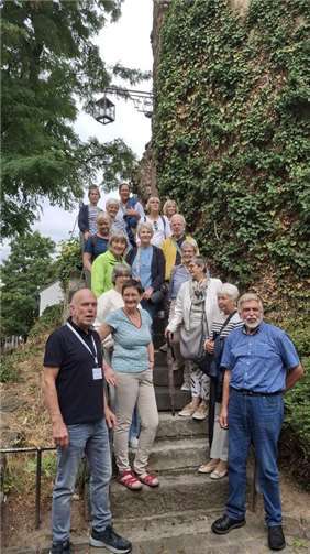 Weltladen-Mitarbeiter vor dem Ersteigen des Hexenturms mit seinen über 150 Stufen zusammen mit Stadtführer Jürgen Herling (vorne links) und Eine-Welt-Vorsitzenden A.-Peter Gillrath (vorne rechts). Foto: Hans-Joachim Schmitz, Weltladen Linz