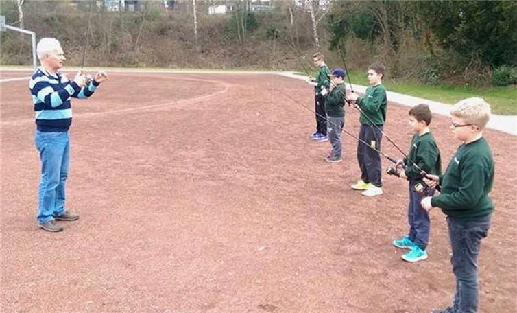 Weltmeister Balles bei der „Trockenübung“ mit den begeisterten Kindern.