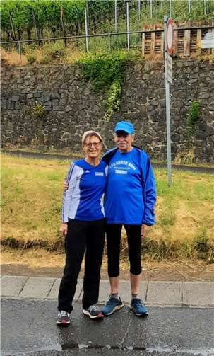 Wetterkapriolen beim AhrTuS Lauf Weltmeister Helmut Urbach mit Elisabeth Waldorf. Foto: Rosi Bahls