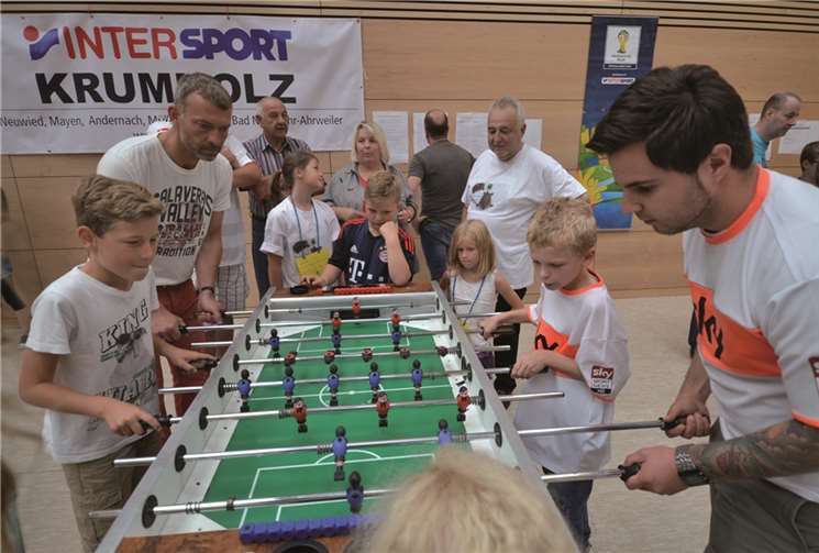 Weltmeisterliche Atmosphäre an der Pater-Wald-Grundschule: Die Eltern-Kind-Teams nahmen mit Begeisterung am Kickerturnier teil.