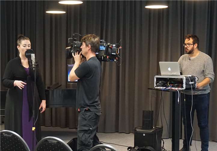 Weltrekordversuch in Koblenz: Helen Leahey wartet auf das Zeichen von Tontechniker Tobias Jacobs (rechts). Foto: privat