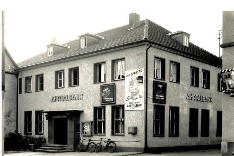 Weltspartag in Ahrweiler: Die Ahrtalbank wirbt für den Weltspartag 1967.