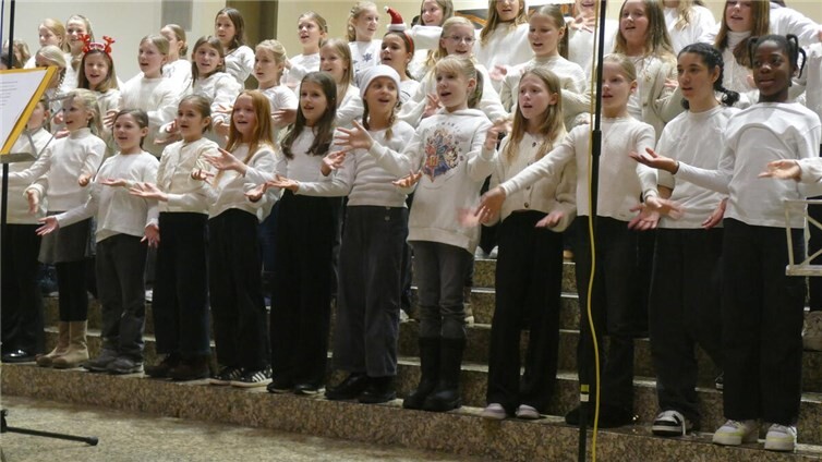 „Weltweite Weihnacht“ war das diesjährige Motto des Adventskonzerts der Schönstätter Marienschule in der Pilgerkirche. Foto: privat