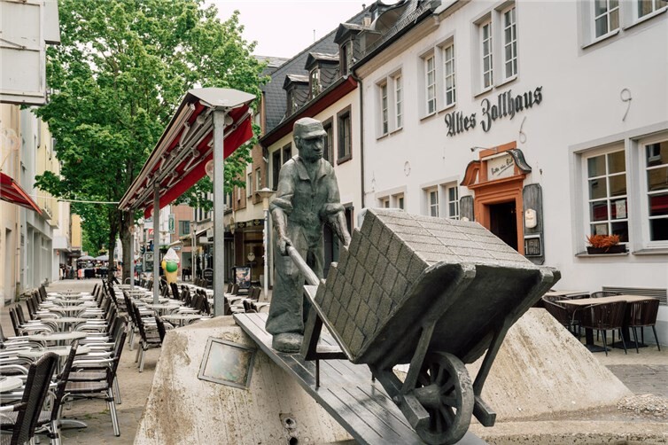 Wem das Schärjer-Denkmal gewidmet ist, erfahren Neugierige auf dem Innenstadtrundgang durch Neuwied.  Foto: Zimpfer Photography