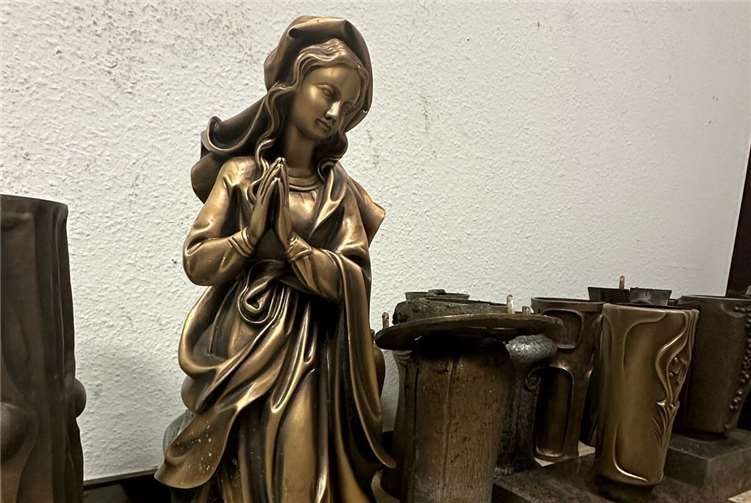 Wem gehören die Grabvasen und Bronzestatuen? Foto: Polizei Euskirchen