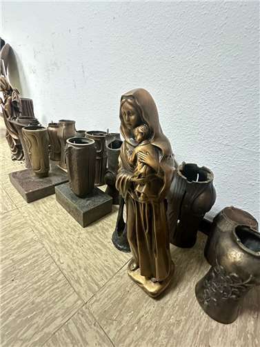 Wem gehören die Grabvasen und Bronzestatuen? Foto: Polizei Euskirchen