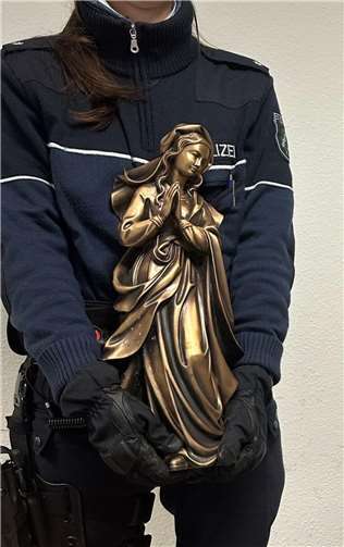 Wem gehören die Grabvasen und Bronzestatuen? Foto: Polizei Euskirchen